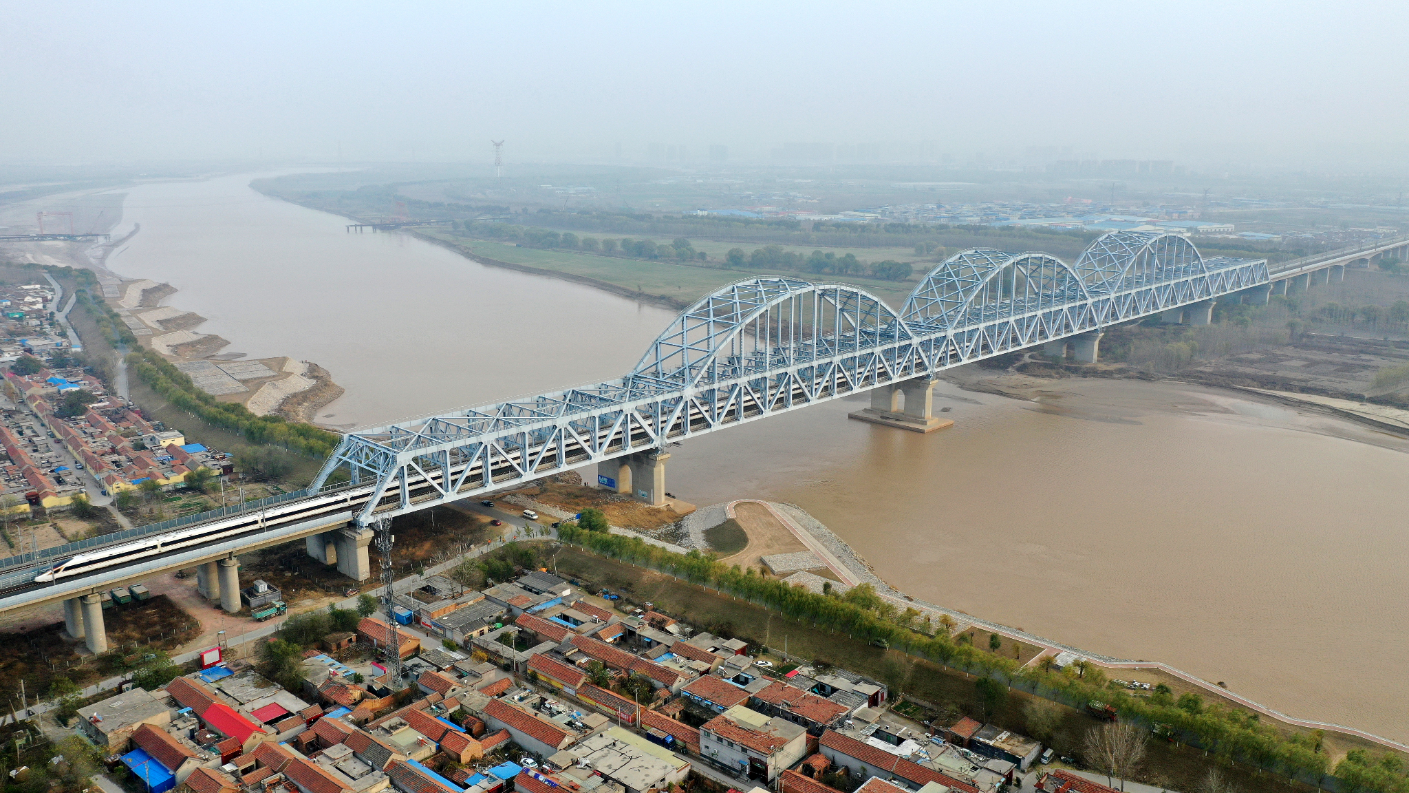 山东打造的一座黄河大桥,采用三塔悬索桥形式,预计2021年底建成
