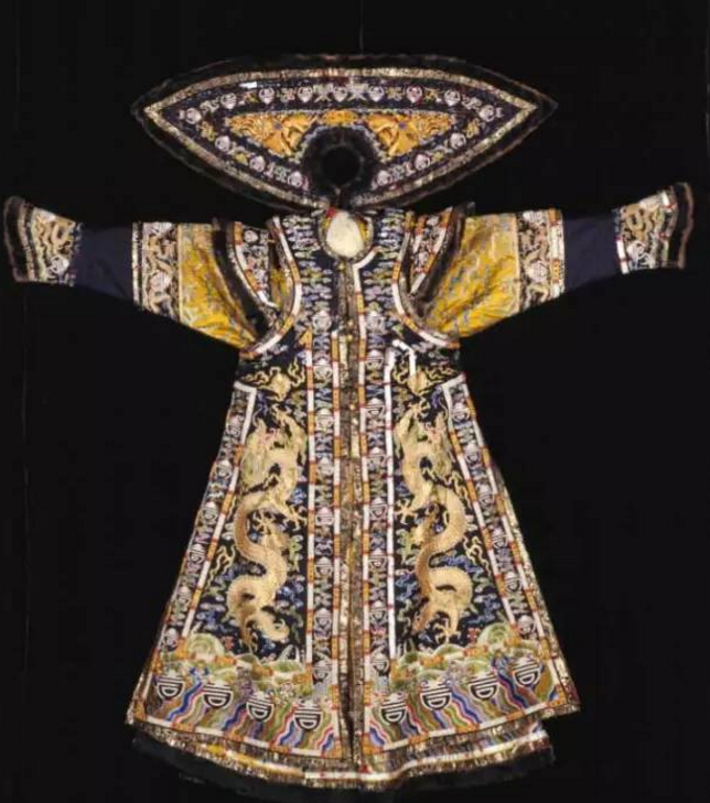 清朝宫廷女子的服装,这才是真正的宫廷刺绣!
