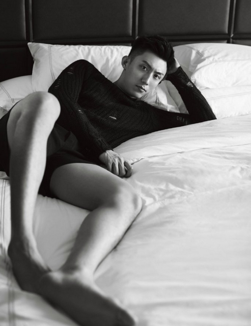 汪东城秀肌肉照,丑脚趾亮了!吴亦凡黄景瑜李易峰的脚超好看