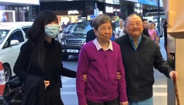 周慧敏爱健身,老公倪振却暴瘦,学太太慢跑顺便买水果带回家