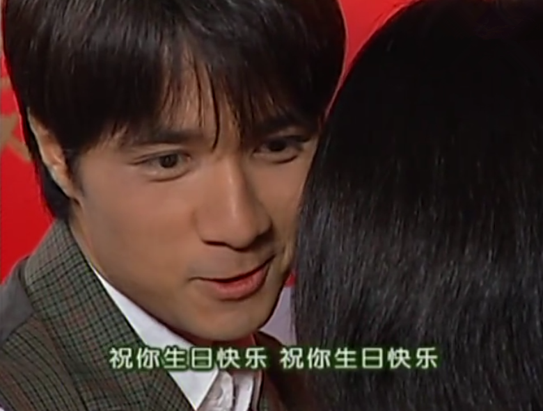 依萍出院后,众人帮过生日,谁注意到蛋糕上的数字了?