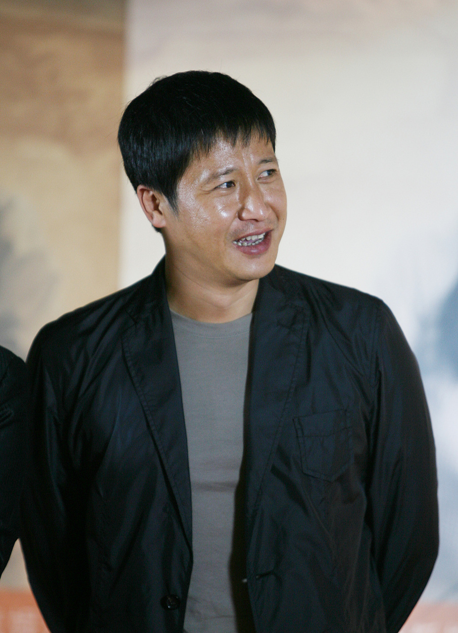 主持人李静,问演员于震,听说你耍大牌,把导演给打了.