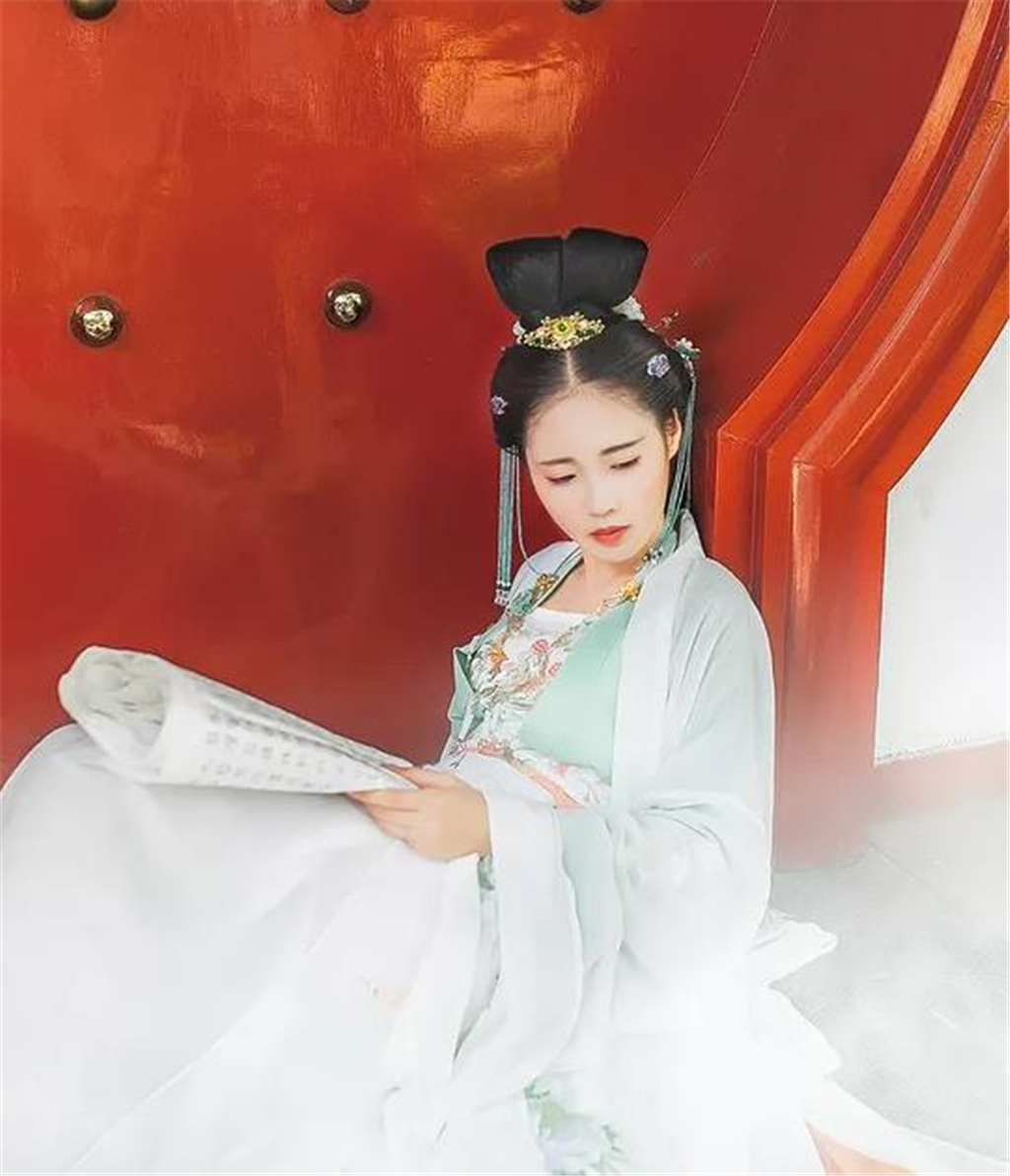 她穿成千娇百媚的女配,佛系求生却被男主疯狂宠,女主气爆了!