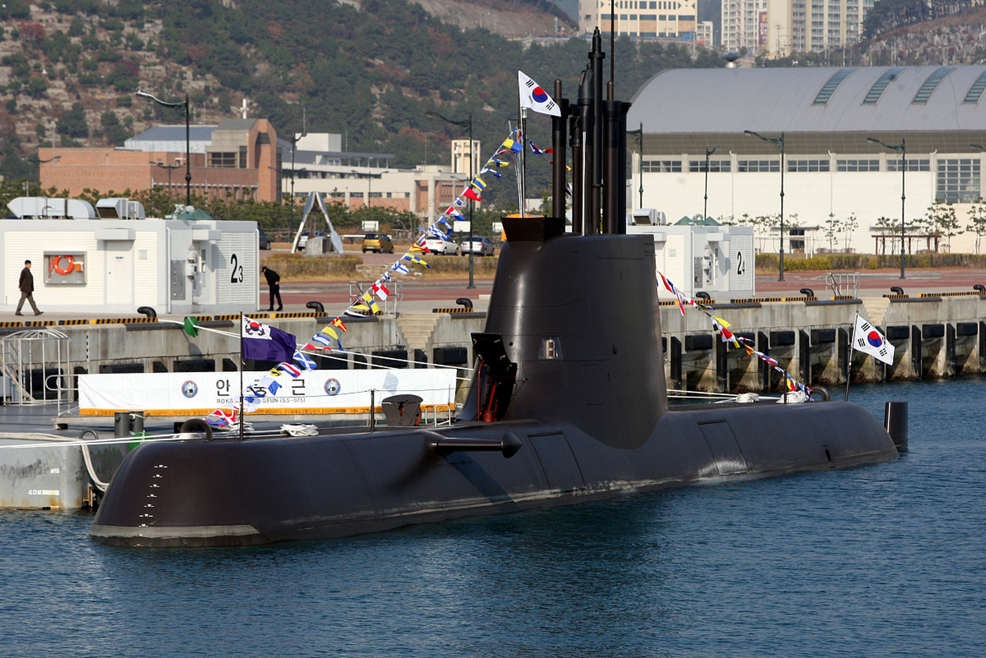 朝鲜第一艘战术核攻击潜艇下水# 朝中社8日报道,朝鲜6日举行新造潜艇