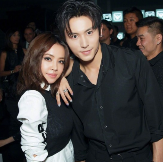 张哲瀚和谁合照都很绅士,唯独和图6,网友:这"公主抱"帅气!