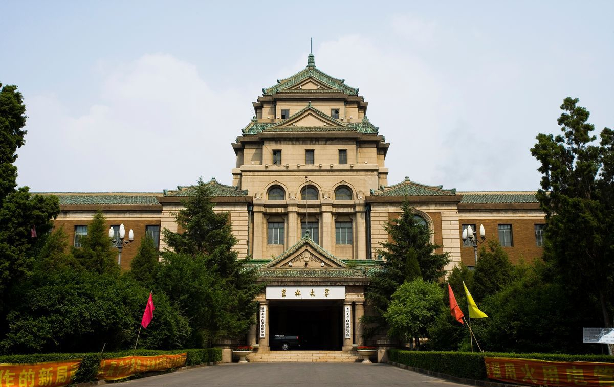 在现在,长春还遗留了不少伪满时期的建筑,也有不少的日式建筑.