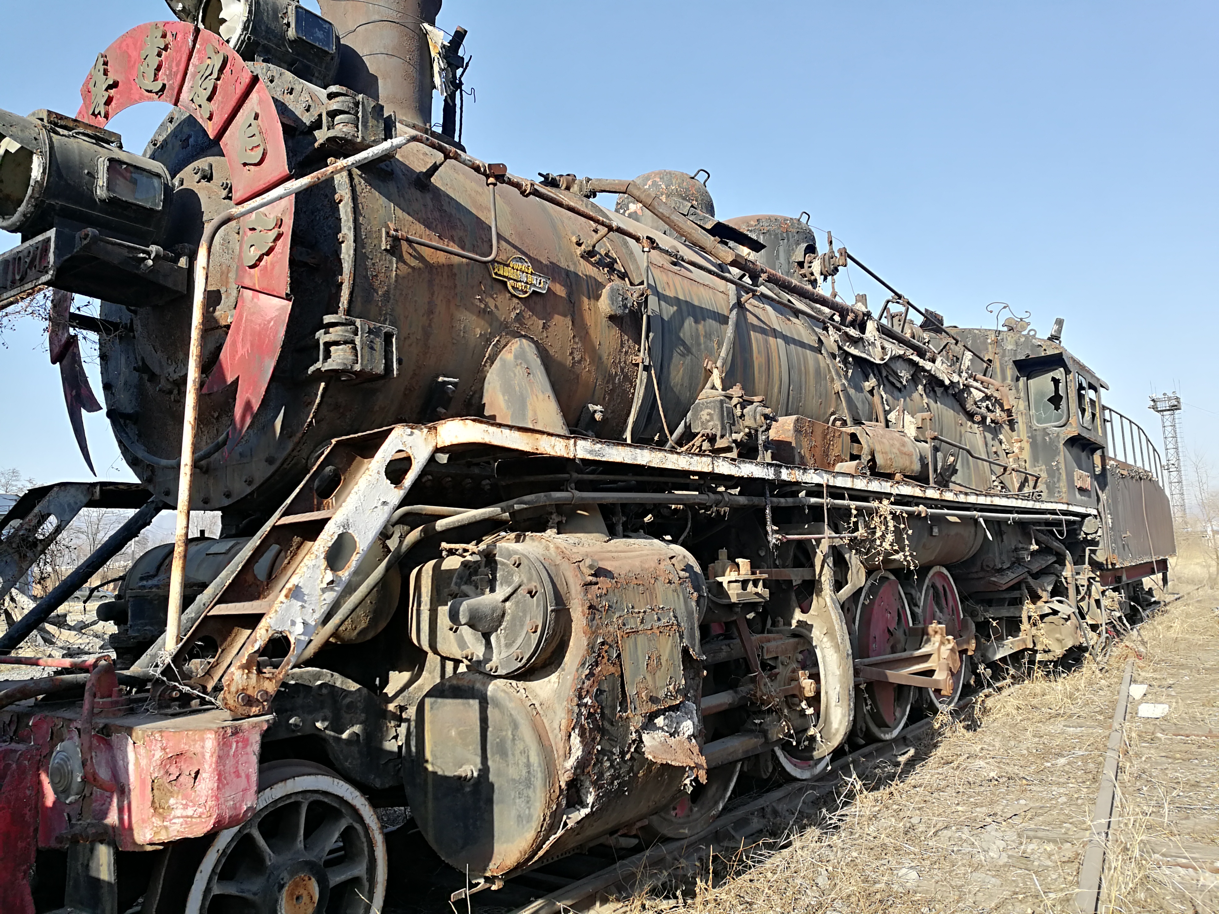 超震撼的老古董蒸汽火車頭搬運現場