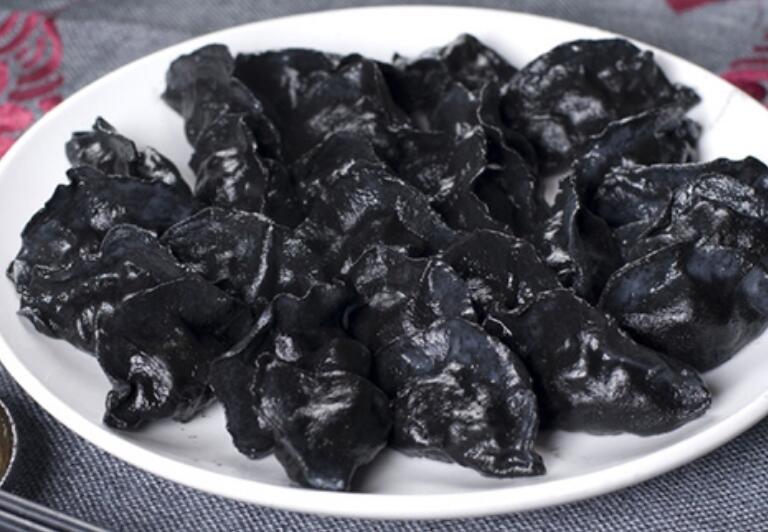 饺子一般白色的,这个黑色饺子就很吸引人,是用墨鱼汁和面做的 转载自