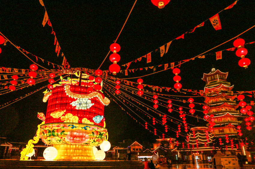 新春庙会夜场首次亮灯亮相安徽某景区,浓浓年味华彩绽放