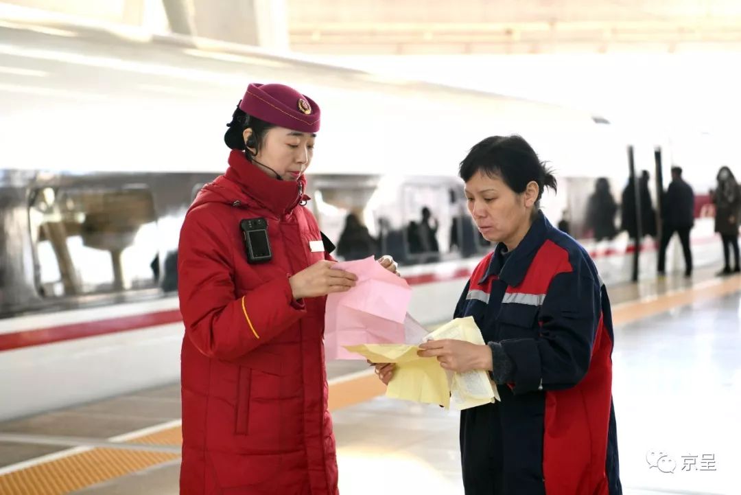 2008年,逯芸冰来到铁路工作,在北京客运段深圳车队担任列车员