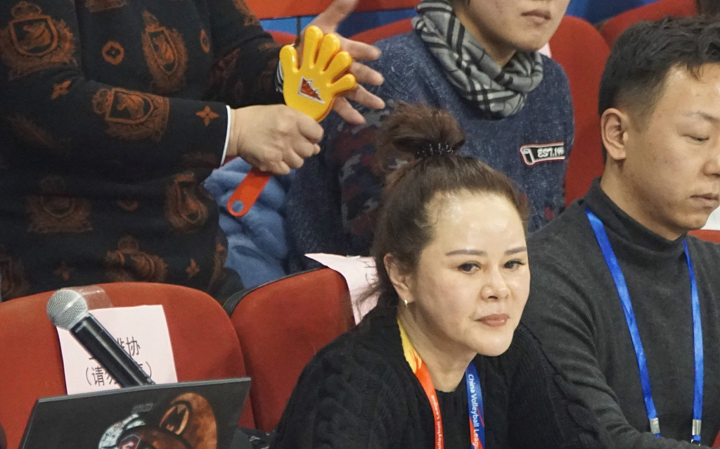 孙俪妈妈邓丽芳现身排球赛场 梳丸子头皮肤白亮气色超好