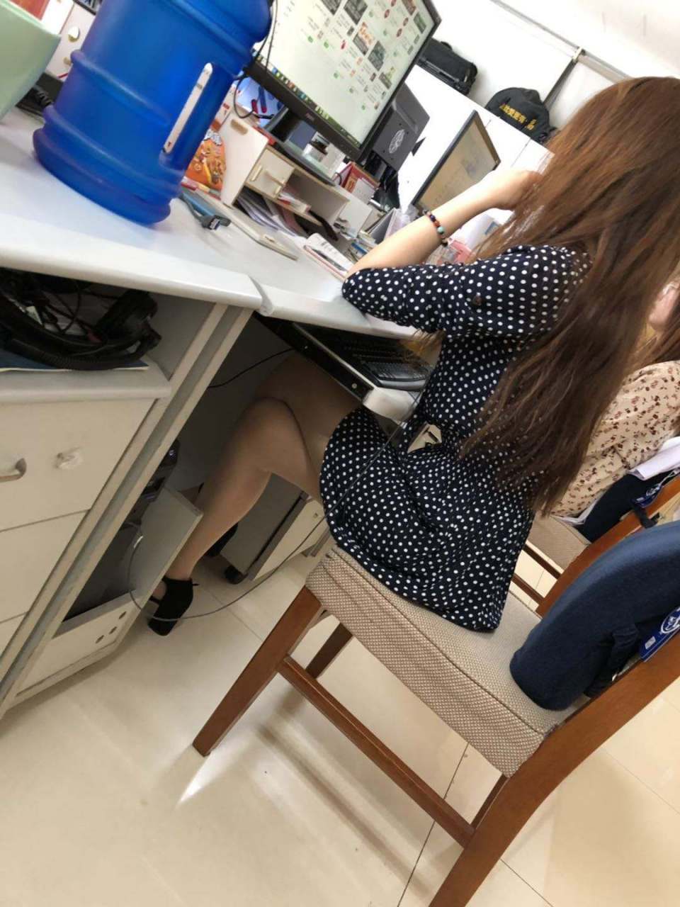 上班时,办公室两位女同事唠嗑,两人的儿子都是27岁.