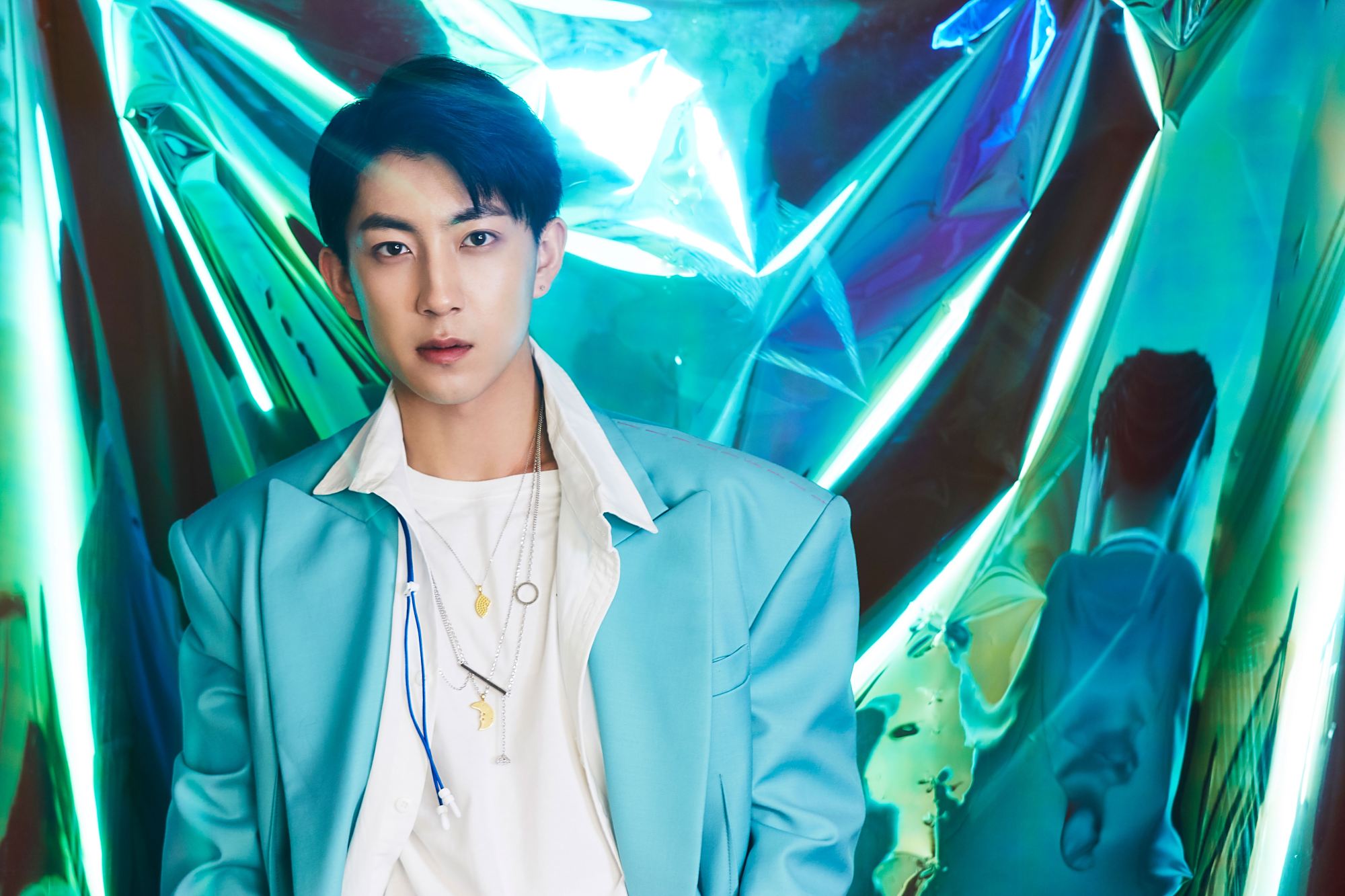 代云帆穿亮色西装拍写真 个性时尚男友感超强