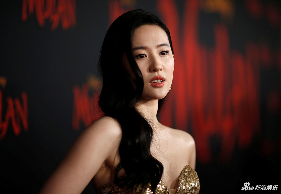 两代花木兰同框!刘亦菲温明娜红毯合影 笑容灿烂魅力尽展