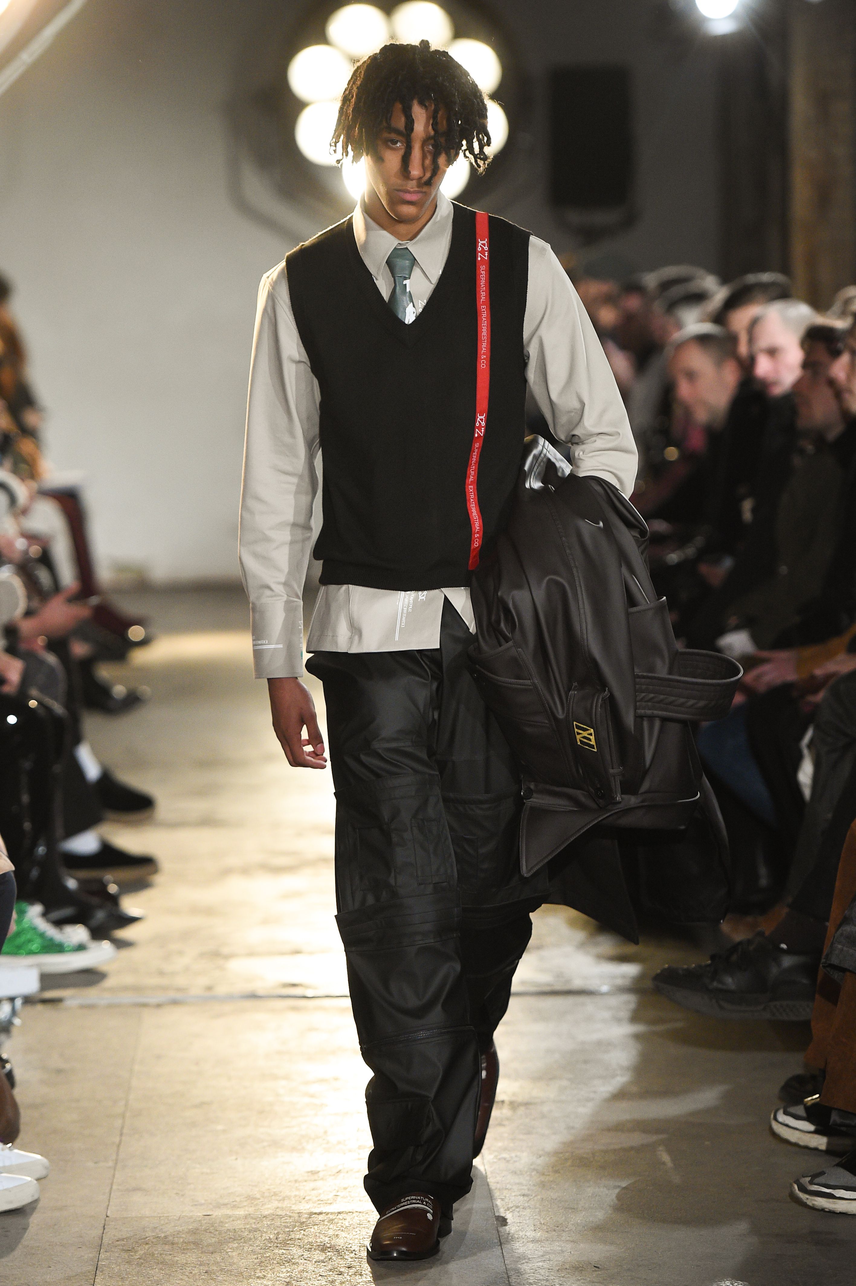 [24](外代二线)伦敦时装周——中国设计师周翔宇作品时装秀