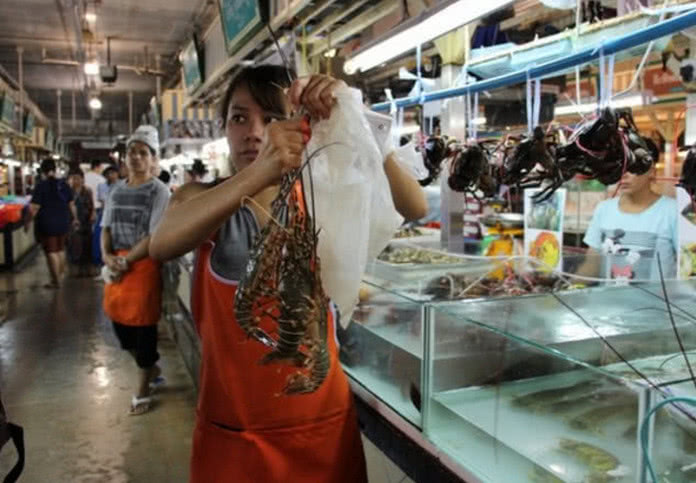 实拍泰国海鲜市场,新鲜大龙虾1900泰铢一只,你觉得这价格怎么样