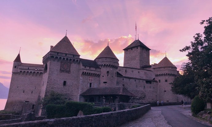 西庸城堡位于日内瓦湖畔,该湖也是瑞士和法国的分界线!