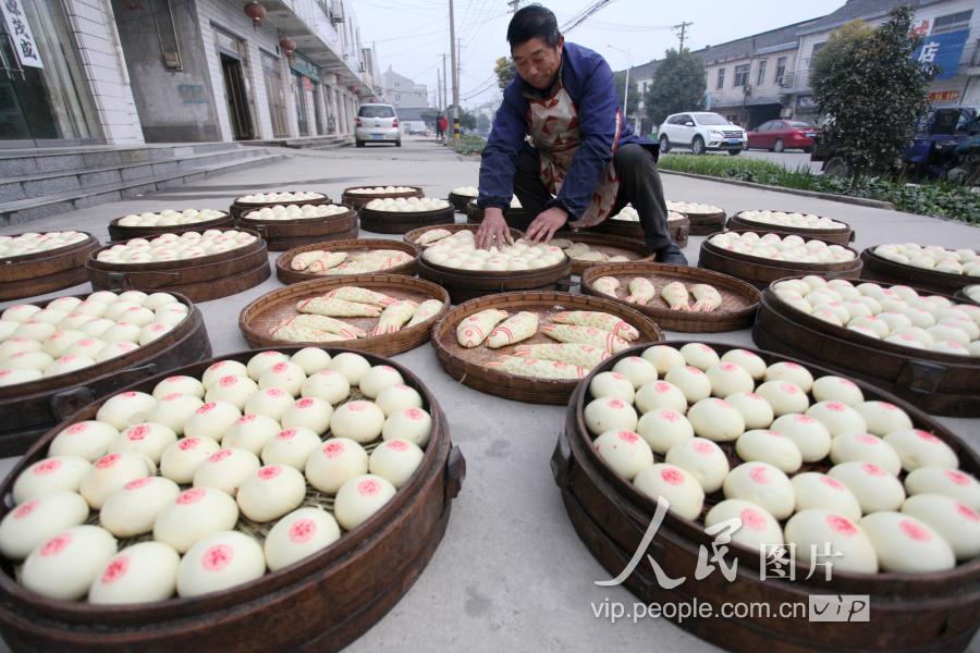 江苏扬州:蒸馒头 迎春节