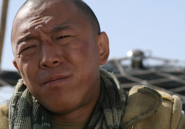 《一出好戏》里的造型,又是长发,胡茬,与以往不同的是,衣服上有改进