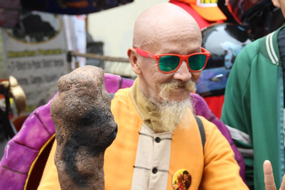 印尼老汉也有一颗玩cosplay的心!他扮演的这个龟仙人堪称神还原