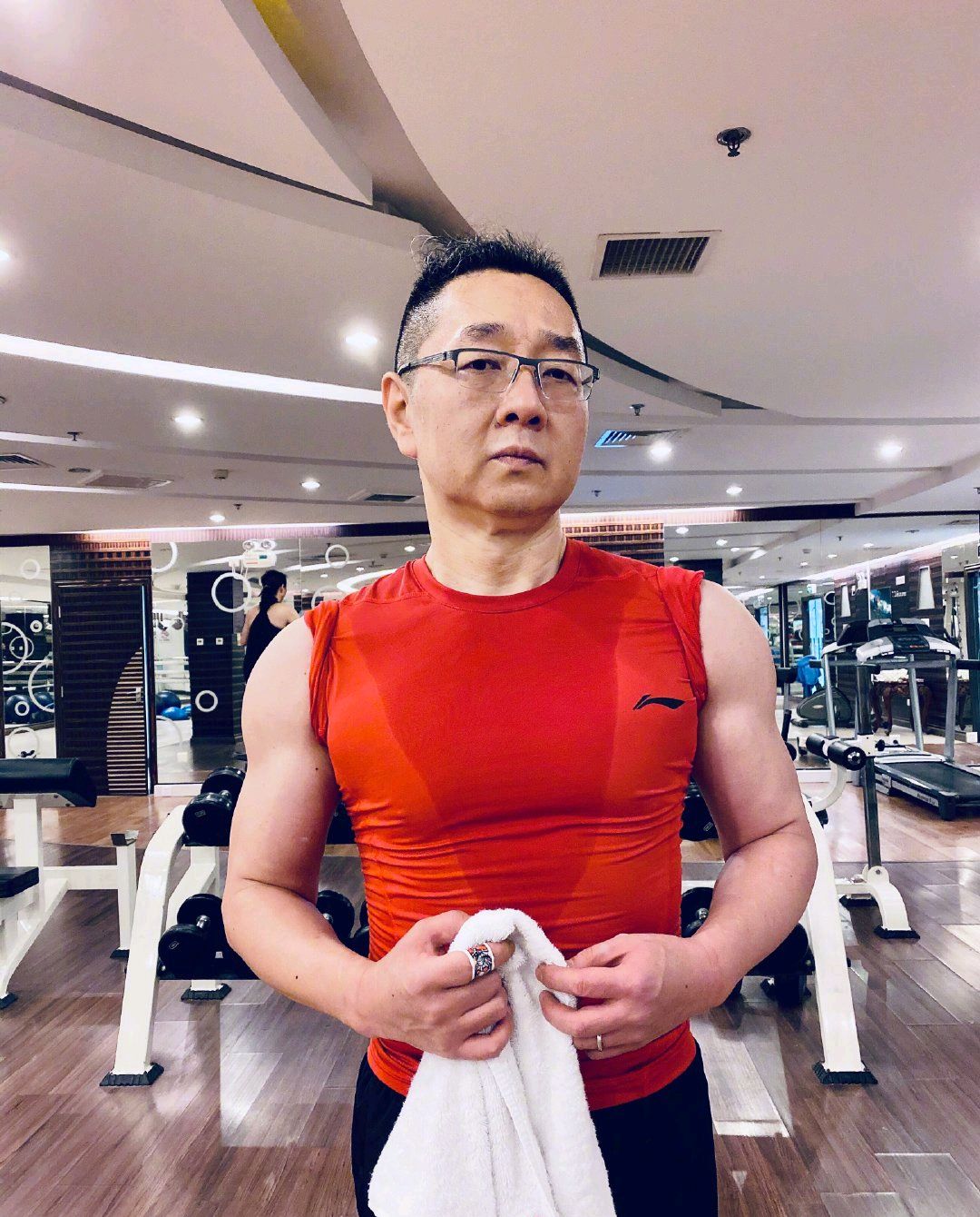 张绍刚晒自己肌肉身材照,手臂肌肉线条明显,胸肌也隐隐若现