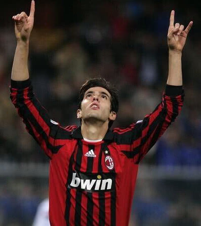 足球巨星卡卡求婚成功!看到妻子照片和名字,却被误认为复婚