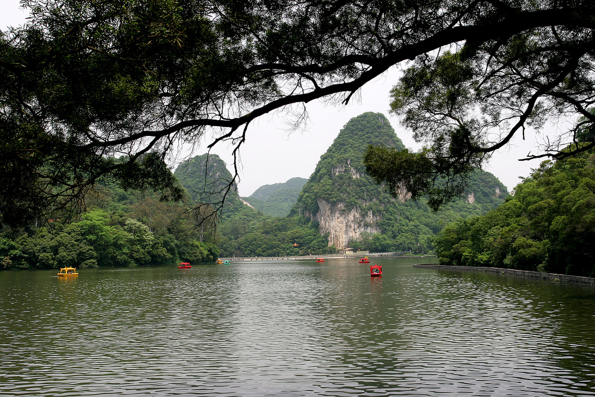 大龙潭位于靖西市城北,潭水清澈,传说有龙藏,因而得名.