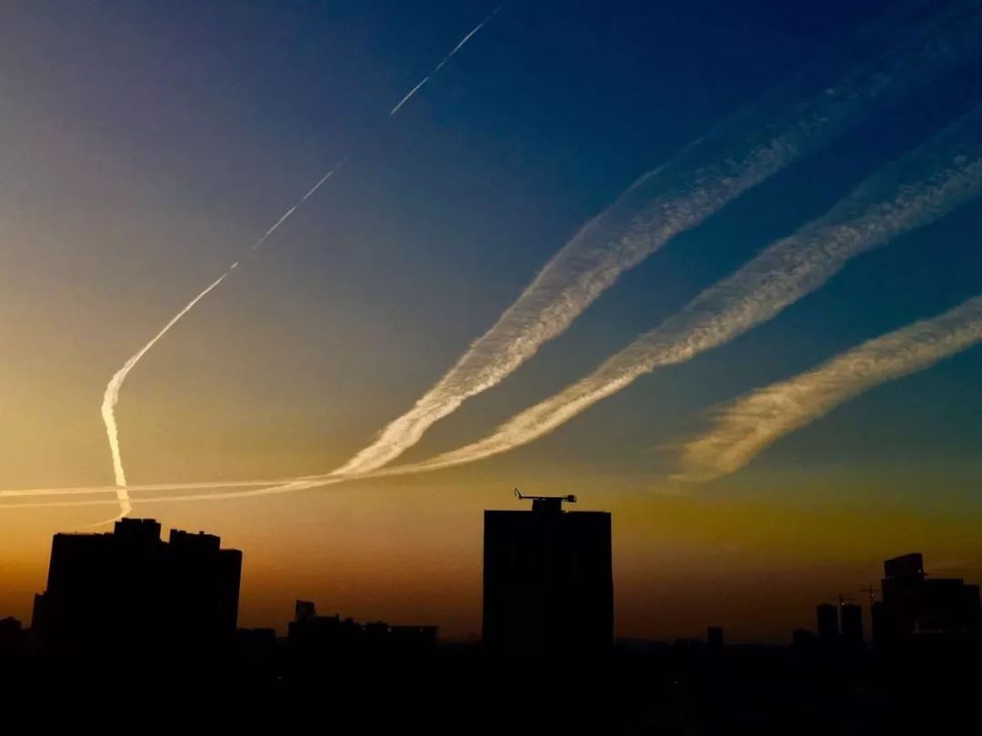 昨天看到"飞机云"没?冷空气携雨下周一到货东莞,气温将再度下降