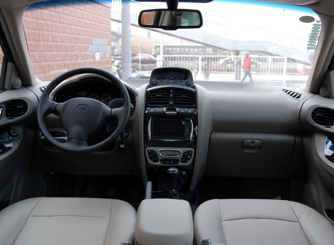 外观时尚大气的圣达菲经典,容易上手,内饰优雅简约