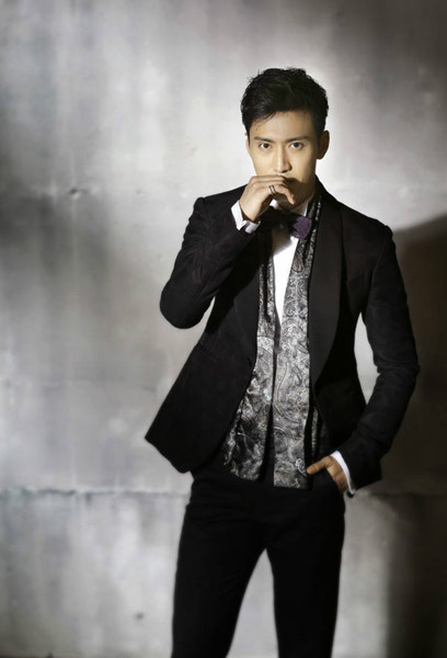 戚迹高清写真,西装革履,帅气有型