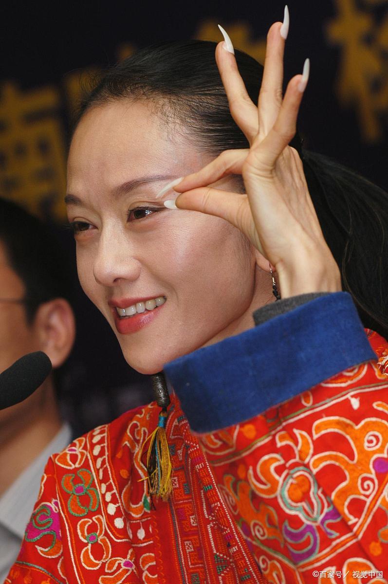 61岁杨丽萍近照曝光,穿橘色套装气质清新,身材纤细头发茂密抢镜