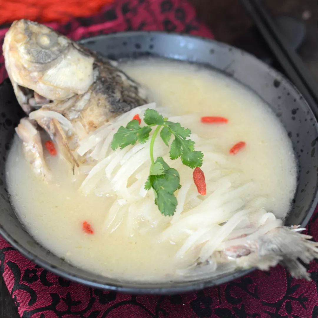 萝卜丝鲫鱼汤:汤鲜味美,滋补暖身