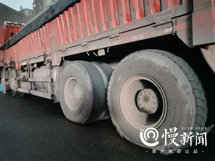 31吨大货车装97吨压爆轮胎 重庆执法人员救助后严处罚款3万元