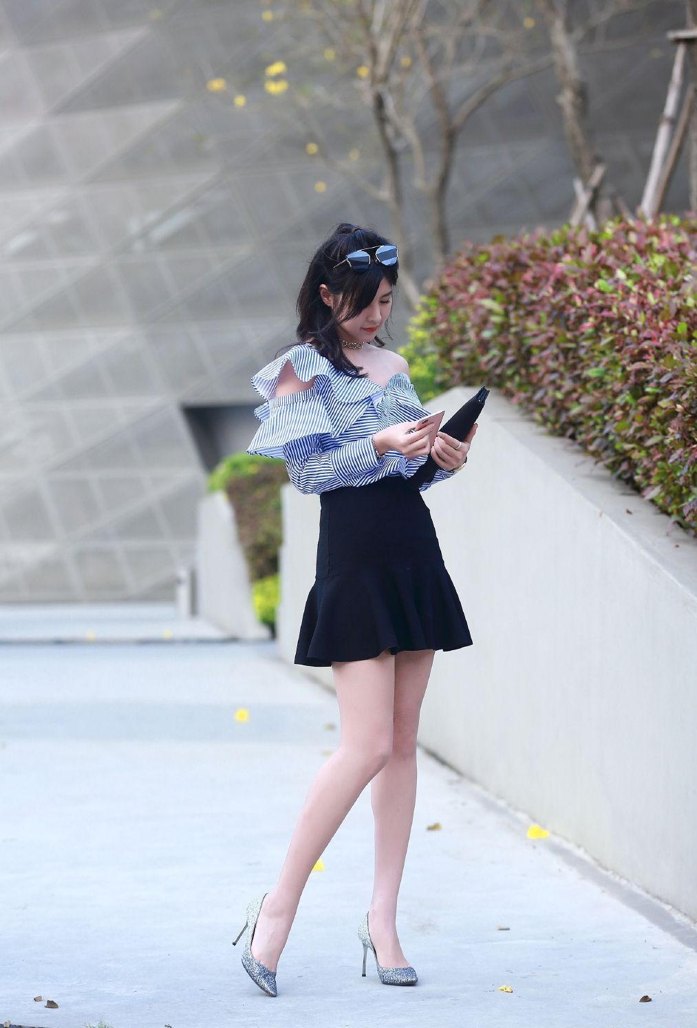 黑色高腰包臀裙,凸显修长的腿型,一字肩很性感