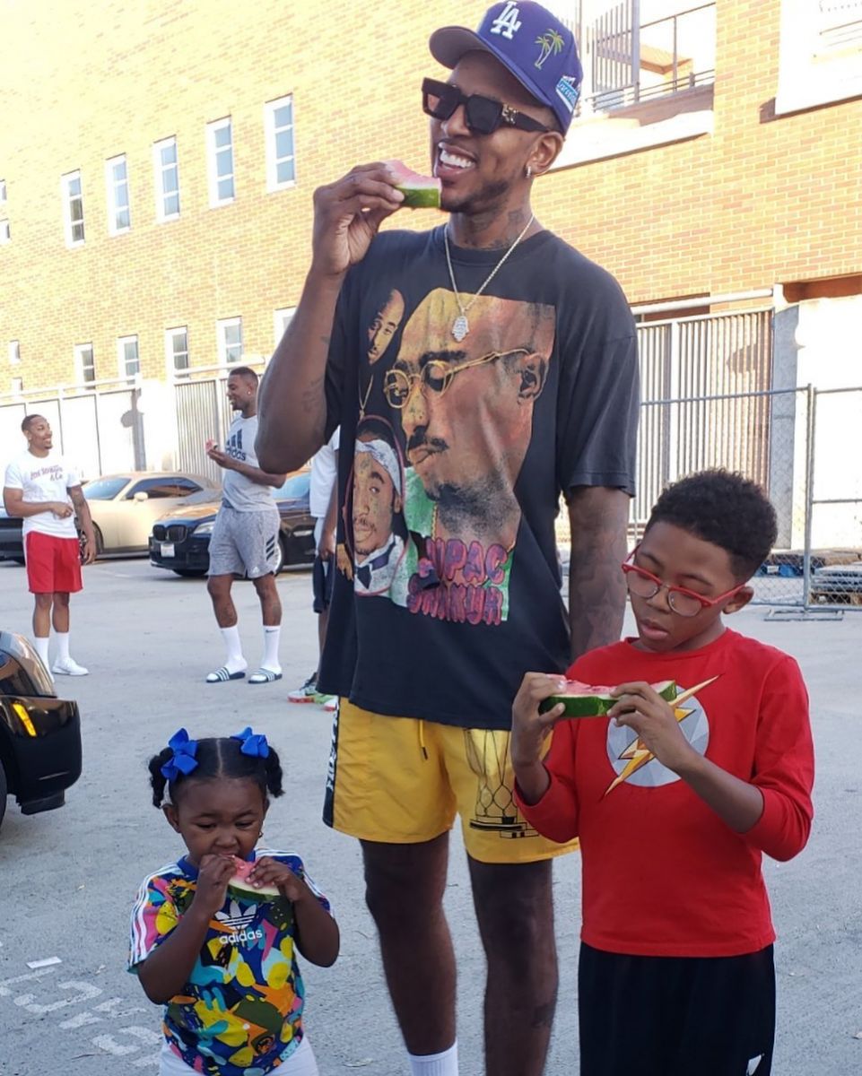 全家齐吃瓜?尼克-杨儿子更新社交媒体,晒出全家合影