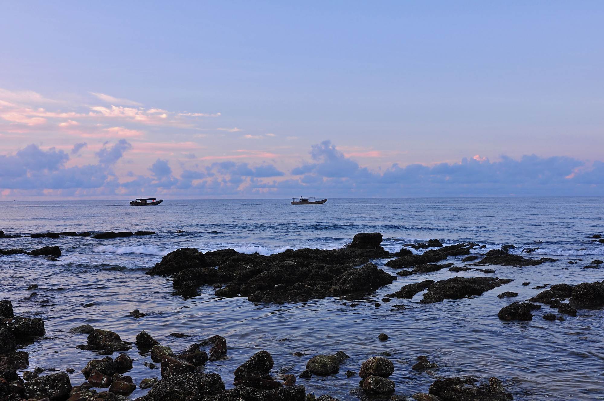 中国广西的一个黑金沙滩,世界级罕见,更为惊奇的是具有美容功效