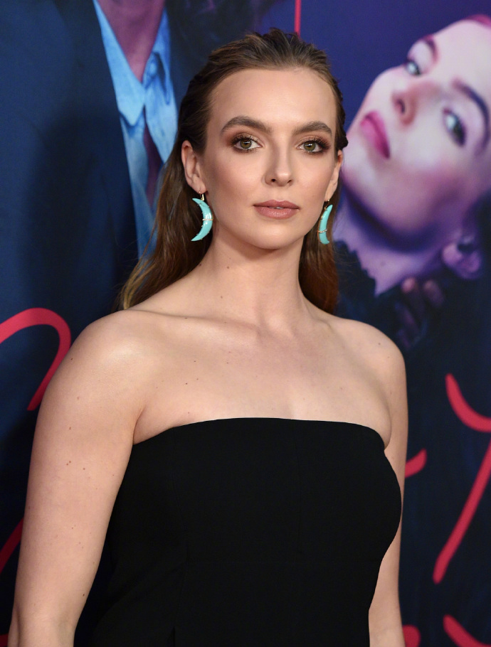 jodie comer 现身电影首映礼,娇羞可爱露出美背!