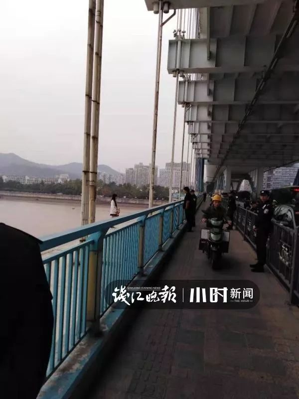 杭州一年轻姑娘从复兴大桥上跳了下去!目前已紧急送医抢救