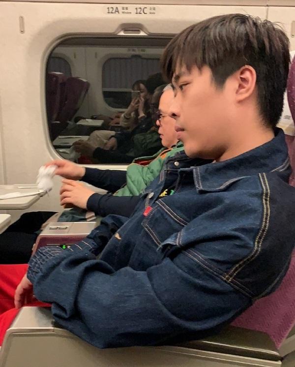 卢本伟台湾旅游与人冲突,对方称要送他上法院,坐高铁一脸不开心