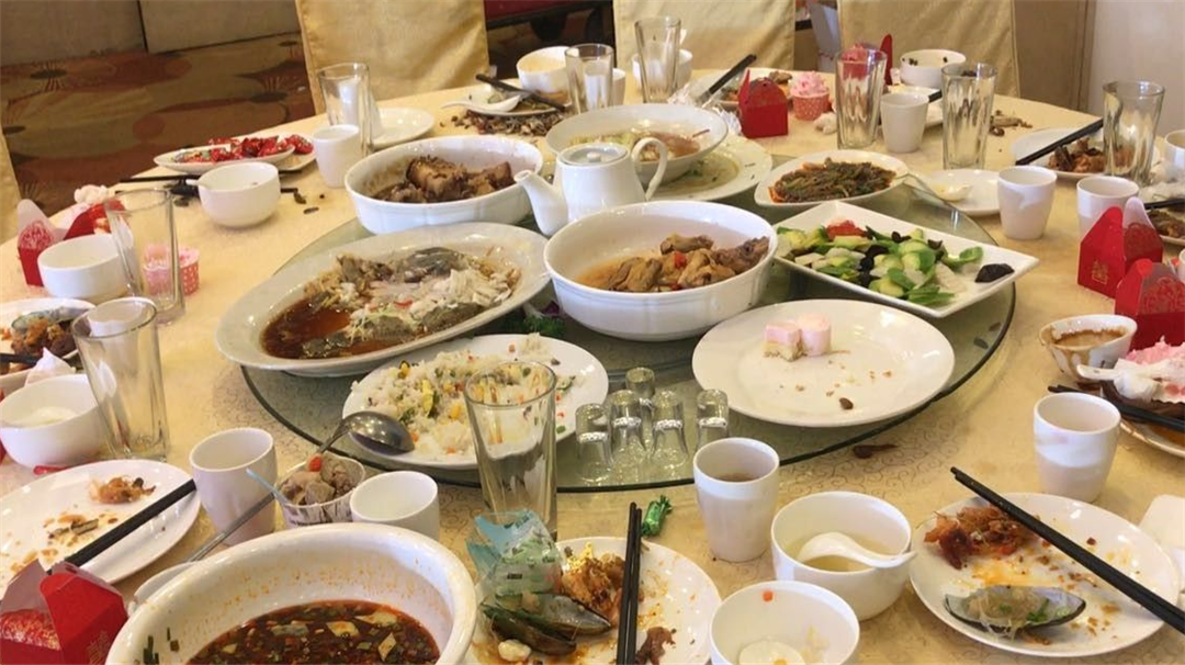 饭店员工吃的是剩菜?一看你就是外行人,他们吃得比顾客还好!