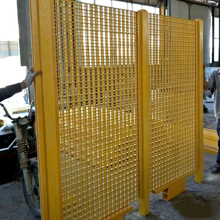 玻璃钢格栅围栏是护栏的一种,它是由玻璃钢格栅与拉挤型材方管组合而