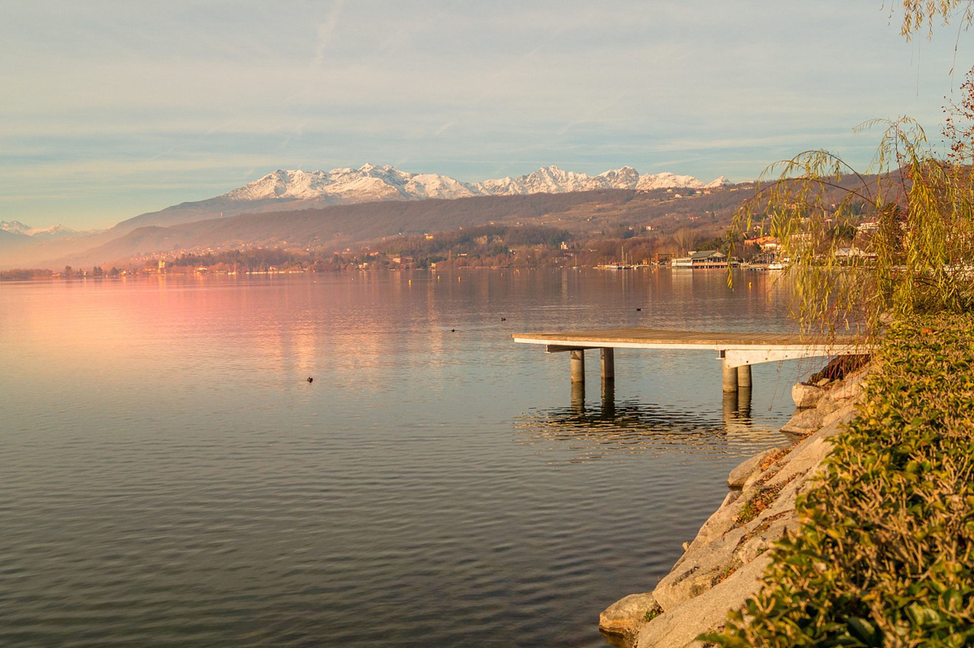 跨年创作挑战赛# 苏黎世湖是瑞士有名的冰蚀湖,海拔高度为406米.