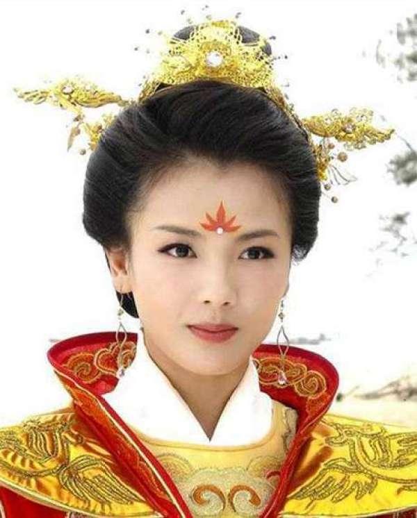 每日迪丽热巴资讯精选|明星眉间点朱砂之后,迪丽热巴俏皮范冰冰美艳