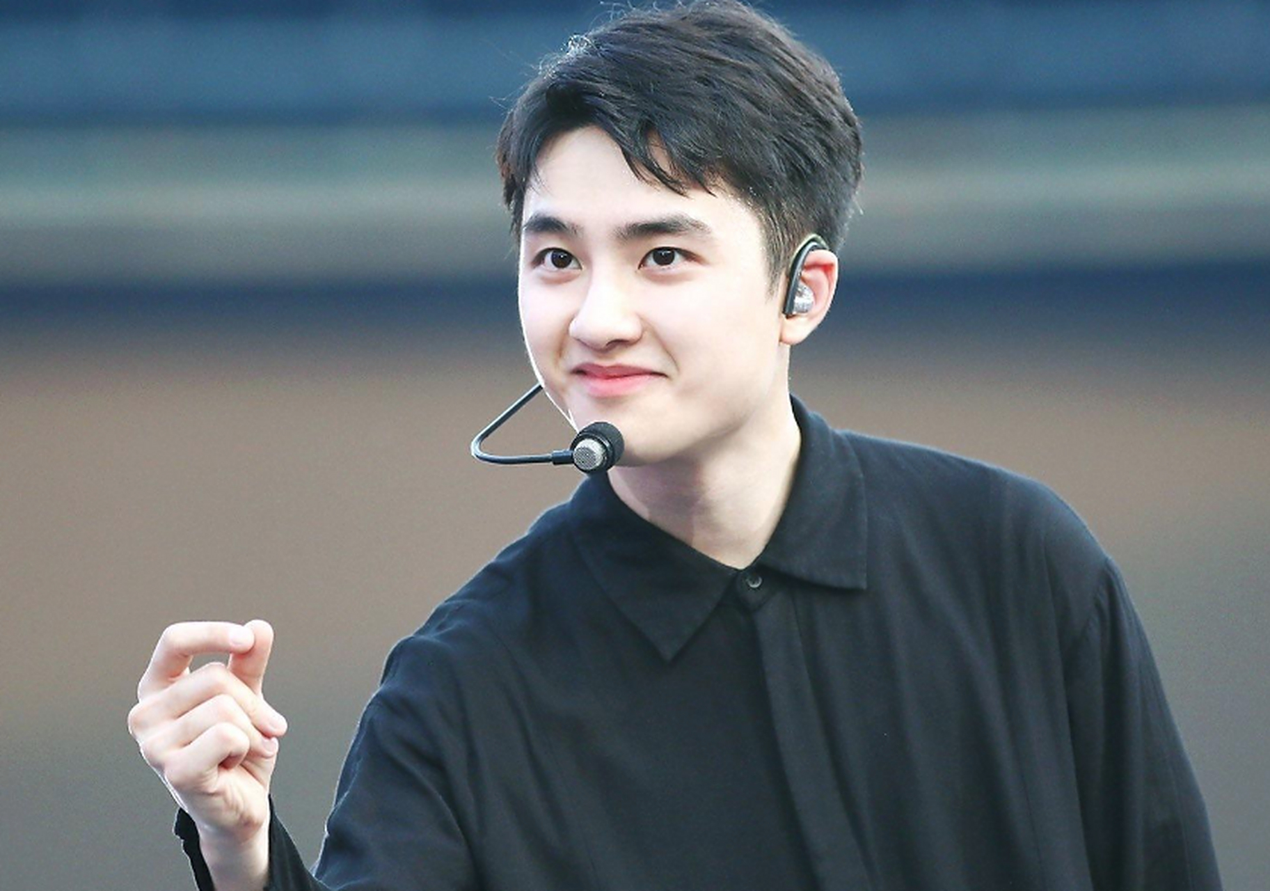 明星的沙雕瞬间#有一次,男团exo成员都暻秀在舞台上表演时,升降机却