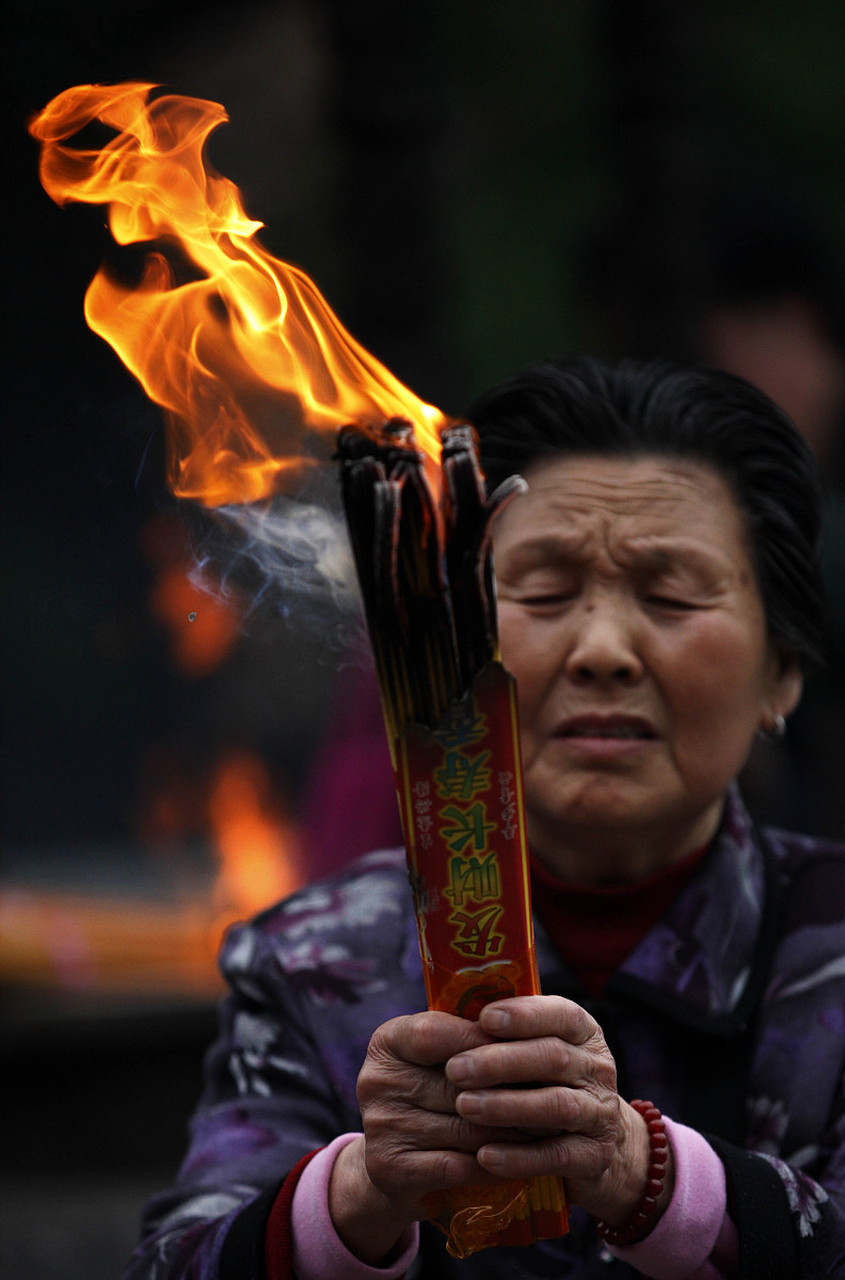 每根分别代表什么?  烧香烧三根主要与佛教中的供养方式和规矩有关.