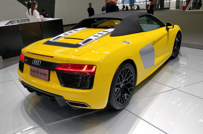 动力方面,这款r8搭载了一台兰博基尼同款的540马力的5.