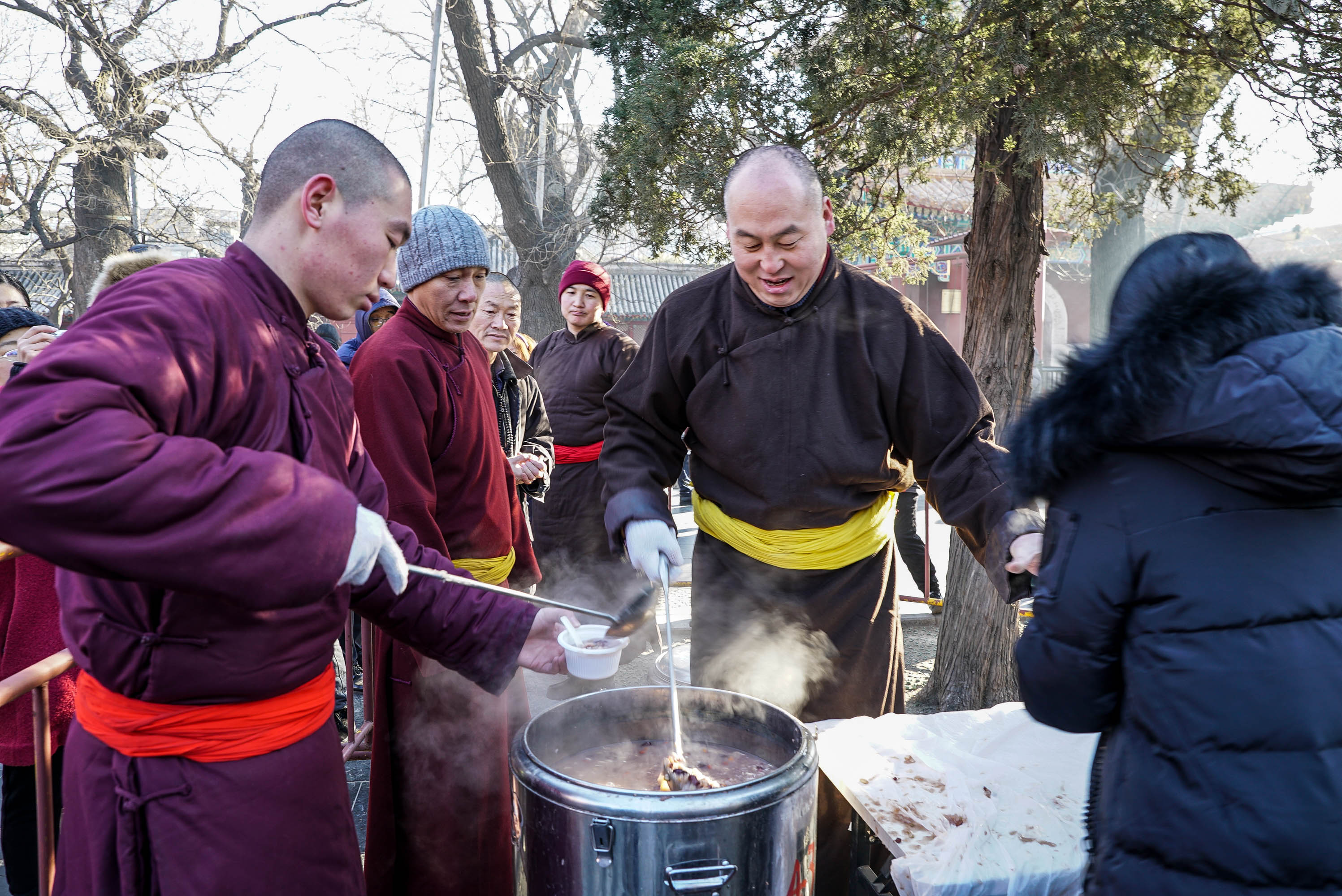 腊八节雍和宫施粥 市民和游客冒严寒喝粥祈福