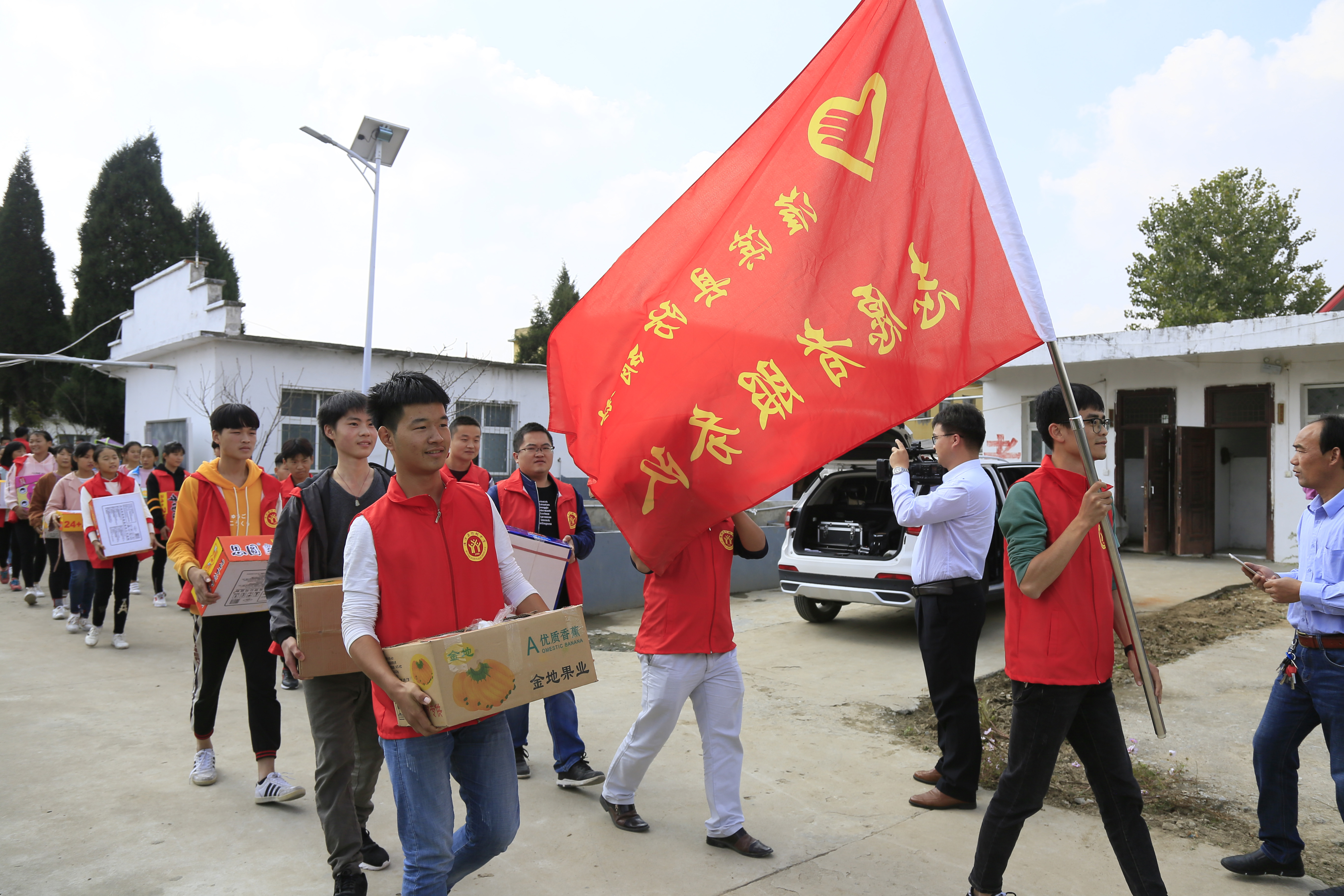 防胡鎮黨委書記鄭海中代表鎮黨委,政府發表了熱情洋溢的致辭:他說,尊