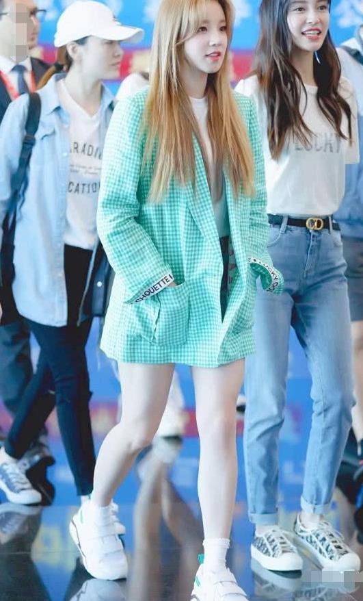 宋雨琦穿"凉凉鞋"腿白到发光,相比身后baby,这次她赢了