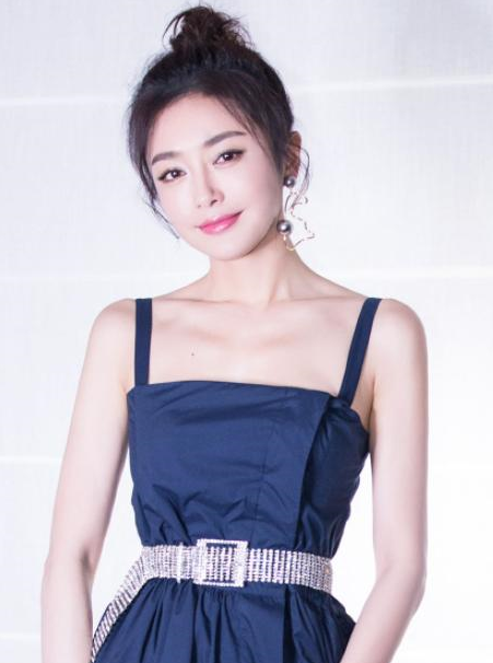 珍贵旧照片:郑爽手里拿着饮料头发扎在脑后,秦岚身穿蓝色吊带裙